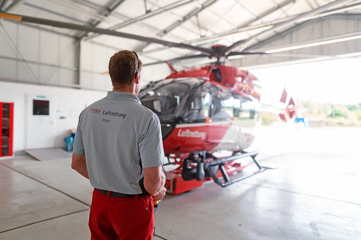 Praktische fliegerische Ausbildung an einem Rettungshubschrauber im Hangar