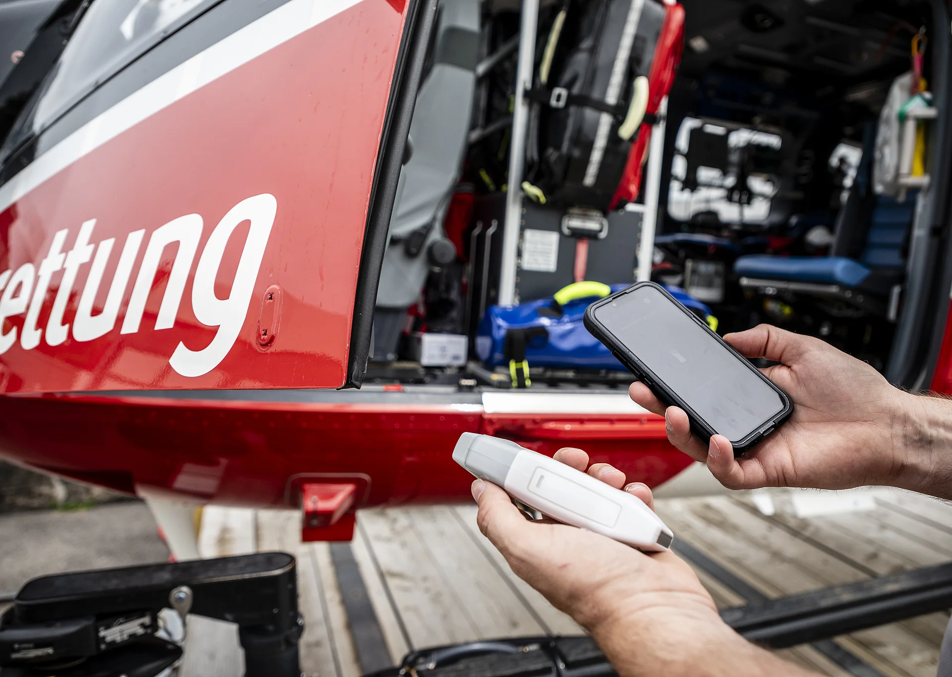 Mobiles Ultraschallgerät zur notfallmedizinischen Diagnostik vor einem Rettungshubschrauber