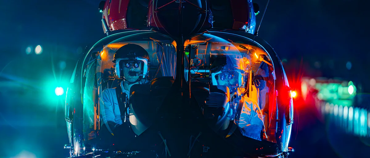 Rettungshubschrauber der DRF Luftrettung bei einem nächtlichen Einsatz