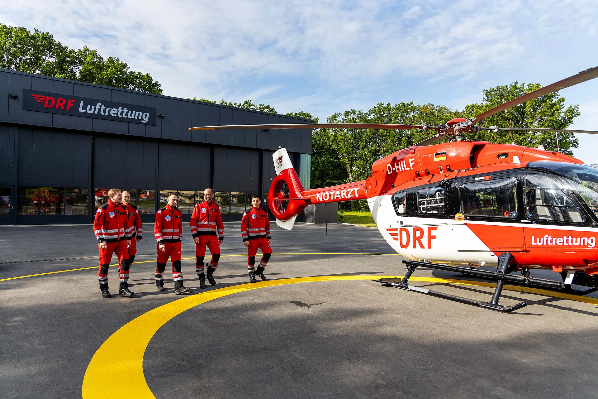 Einsatzcrew der DRF Luftrettung neben dem Rettungshubschrauber Christoph 100 in Berlin-Buch