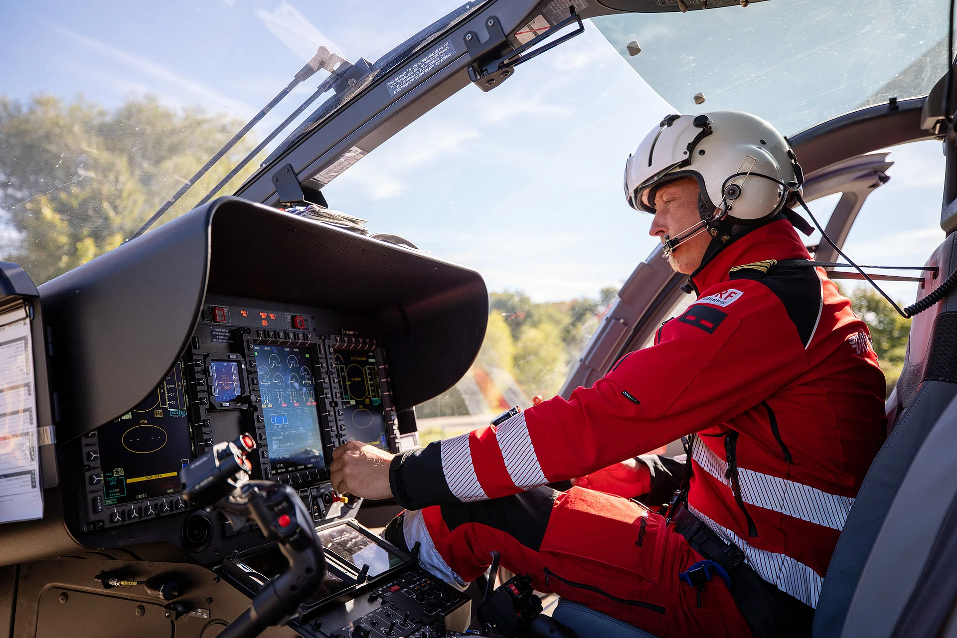 Pilot der DRF Luftrettung im Cockpit eines Rettungshubschraubers