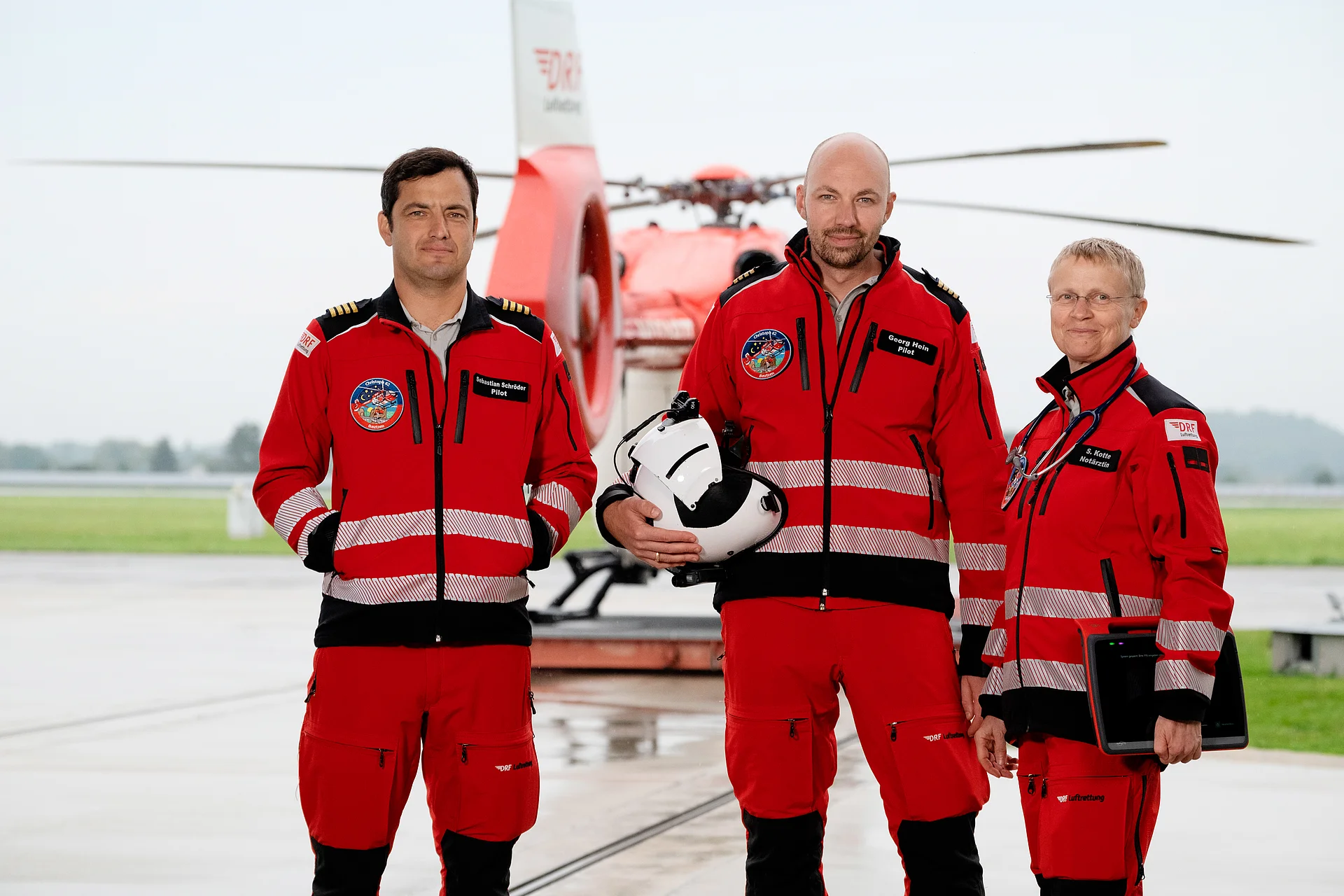 Einsatzcrew der DRF Luftrettung vor dem Rettungshubschrauber Christoph 62 in Bautzen
