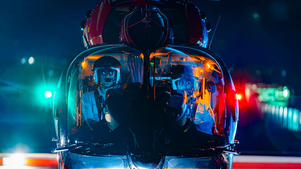 Rettungshubschrauber der DRF Luftrettung bei einem nächtlichen Einsatz